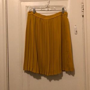 Banana republic mustard pleated skirt
